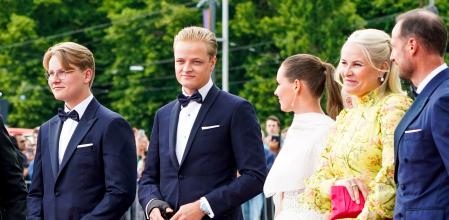 Marius Borg (2º desde la izquierda) junto a Haakon de Noruega (derecha), Mette-Marit (2ª desde la derecha), la princesa Ingrid Alexandra (centro) y el príncipe Sverre Magnus&nbsp;