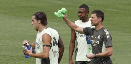 MADRID, 18/08/2025.- El técnico del Real Madrid, Xabi Alonso (d), durante el entrenamiento del equipo este lunes en Valdebebas para preparar el estreno liguero del equipo blanco ante Osasuna, este martes. EFE/Chema Moya