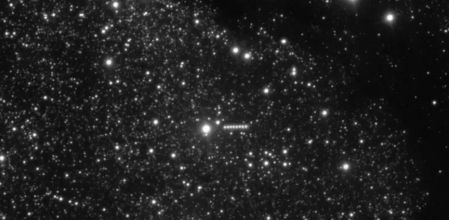 Un objeto misterioso que se precipita hacia nosotros desde más allá del Sistema Solar parece emitir su propia luz, según los científicos