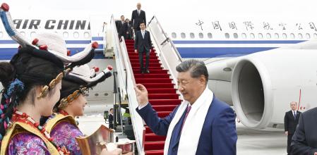 Mujeres ataviadas con atuendo tibetano agasajan al presidente Xi Jinping tras su aterrizaje este miércoles en el aeropuerto de Lhasa, capital de la región autónoma china de Tíbet. Foto difundida hoy.&nbsp;