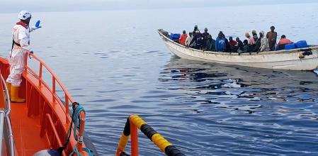 La salvamar 'Macondo' localiza a una patera al sur del Faro de Maspalomas, en una imagen de archivo.