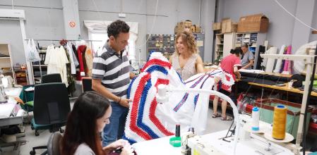 Albert Álvarez, responsable de producción de los espectáculos de Port Aventura, en el taller donde se revisa y remienda el vestuario