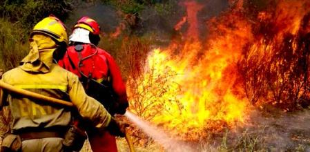 La evolución del incendio de Llamas de Cabrera se considera favorable, pero el foco más grave sigue activo y fuera de control en Anllares