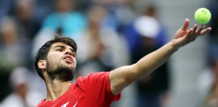 NEW YORK, NEW YORK - AUGUST 21: Carlos Alcaraz of Spain tosses the ball to serve during a practice session ahead of the 2025 US Open at USTA Billie Jean King National Tennis Center on August 21, 2025 in the Queens borough of New York City. Sarah Stier/Getty Images/AFP (Photo by Sarah Stier / GETTY IMAGES NORTH AMERICA / Getty Images via AFP)