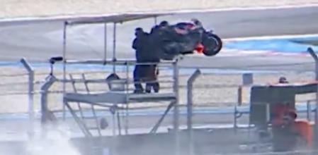Momento en el que la moto de Acosta impacta con la torre donde está el cámara de Dorna, a unos 3 metros del suelo
