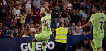 Soccer Football - LaLiga - Levante v FC Barcelona - Esatdio Ciudad de Valencia, Valencia, Spain - August 23, 2025 FC Barcelona's Lamine Yamal and Ferran Torres celebrates their third goal, an own goal scored by Levante's Unai Elgezabal REUTERS/Pablo Morano
