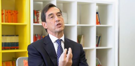 Mario Alonso Puig hablando con Carmen Pellicer