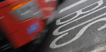 Imagen de archivo de un autobús en Barcelona
