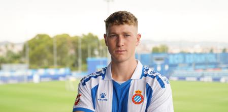 Clemens Riedel, posando con la camiseta del Espanyol en la ciudad deportiva de Sant Adrià.