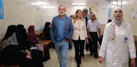 El alcalde de Barcelona, Jaume Collboni, durante una visita hoy a un centro de salud para refugiados palestinos en Ammán