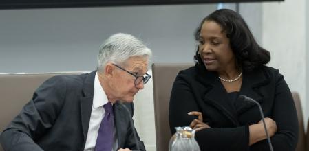 El presidente de la Reserva Federal, Jerome Powell, con Lisa Cook, en una reunión celebrada en junio pasado