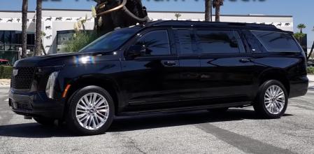 El automóvil dispone de puertas 25 cm más largas y de una línea de techo 12,5 cm más alta que el modelo estándar.