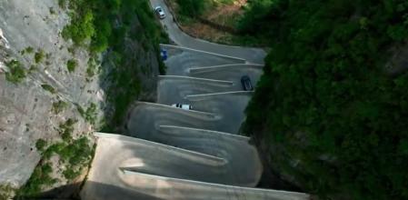 A lo largo de 453 metros, los conductores tienen que sortear 18 curvas en zigzag en un desnivel de hasta el 43%&nbsp;