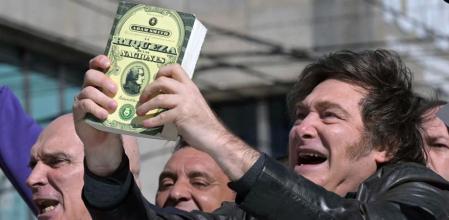 javier Milei lidera una caravana junto al candidato a diputado del partido gobernante, José Luis Espert (I), durante un mitin previo a las elecciones legislativas provinciales en Lomas de Zamora, provincia de Buenos Aires, Argentina, el 27 de agosto de 2025. El presidente argentino Javier Milei fue evacuado de un evento de campaña en las afueras del sur de Buenos Aires después de que los manifestantes lanzaran objetos al vehículo en el que viajaba, en medio de la controversia por un presunto caso de corrupción que involucra al gobierno. (Foto de Juan Mabromata)