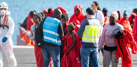 Agentes de los equipos de emergencia atienden a los migrantes en el muelle de Arrecife, a 6 de enero de 2025, en Lanzarote, Canarias (España). Una patera con 60 migrantes a bordo ha sido rescatada en la mañana de este lunes, 6 de enero, en aguas cercanas a la isla de Lanzarote. Una mujer y su bebé, que nació durante la travesía y se encontraba en aparente buen estado de salud, aunque han sido evacuados en helicóptero al hospital insular para hacerles seguimiento.