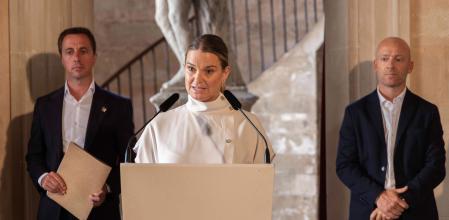 La presidenta de les Balears, Marga Prohens, amb els presidents dels consells de Mallorca i Menorca. EFE/CATI CLADERA
