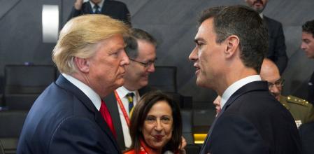 BÉLGICA OTAN CUMBRE ESPAÑA:GRAF8210. BRUSELAS, 11/07/2018.- El jefe del Gobierno español, Pedro Sánchez, y el presidente de Estados Unidos, Donald Trump, se saludaron hoy por vez primera al coincidir ambos al inicio de la primera sesión de la cumbre de la OTAN. Sánchez y Trump habían participado en la foto de familia de los líderes asistentes a la cumbre en Bruselas pero no tuvieron ocasión de saludarse en ese momento. EFE/Horst Wagner[no model release]