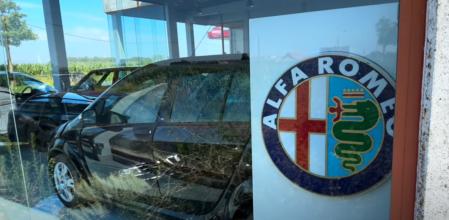 El concesionario Alfa Romeo que lleva décadas abandonado en Bélgica conserva algunos coches sin estrenar 