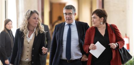 La secretaria general del Grupo Socialista en el Congreso, Montse Mínguez, a la izquierda, con el portavoz, Patxi López, y la diputada Patricia Blanquer.