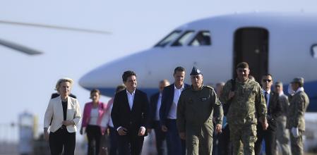 Ursula von der Leyen (izquierda), camina con el presidente rumano, Nicusor Dan, durante su visita a la base aérea Mihail Kogalniceanu