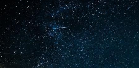 La Vía Láctea con una estrella fugaz Aurígida, imágenes captadas por el lector Emili Vilamala. La circumpolar muestra el espectáculo nocturno de esta lluvia de meteoros, en Sant Bartomeu del Grau.