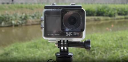 Cámara grabando un paisaje