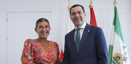 María José Sáenz de Buruaga (i), junto a Juan Manuel Moreno Bonilla.