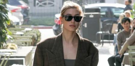 Hailey Bieber, a la última moda con un blazer oversize