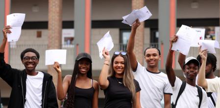 Estudiantes del Reino Unido, el día que recibieron las notas de los exámenes A-Level, el 14 de agosto