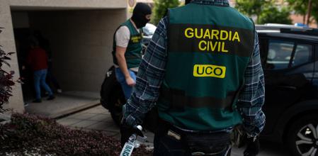 Varios agentes de la Guardia Civil durante un registro policial