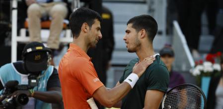 MADRID, 07/05/2022.- El tenista español Carlos Alcaraz (d), celebra la victoria ante el serbio Novak Djokovic (i), tras el partido de semifinal del Mutua Madrid Open, hoy sábado en la Caja Mágica, en Madrid. EFE/Juanjo Martín