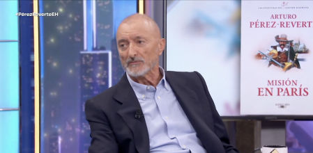 Arturo Pérez-Reverte se reencuentra con un amigo de la infancia: “Alatriste nace de los Mosqueteros, los leí con ocho o nueve años y me quedé fascinado”