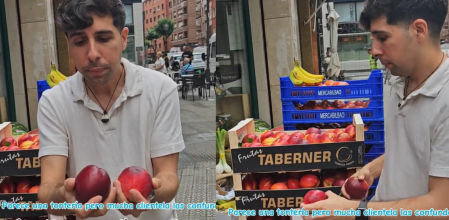 Un frutero explica la diferencia entre la nectarina roja y blanca.