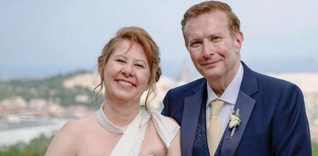 Rubén Rodríguez con su esposa: se ha vuelto a casar a los 61.