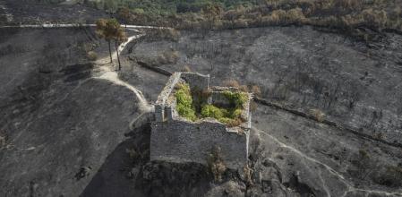 La superficie calcinada por un incendio forestal rodea la Atalaya de Monterrei, una fortificación construida en el s. XVII, en Oviedo.&nbsp;