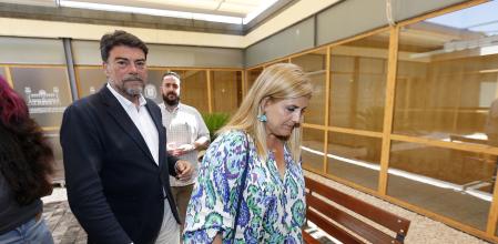 El alcalde de Alicante, Luis Barcala y la candidata de Vox a la Alcaldía de Alicante, Carmen Robledillo, en imagen de archivo.