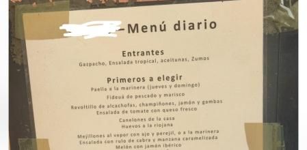 El menú de un restaurante en el que se puede observar la diferencia de precio del menú según si el cliente paga con tarjeta o en efectivo