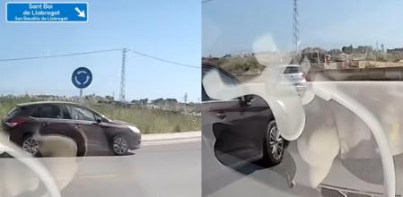 El momento en el que un coche trata de salir de una rotonda por el carril interior y casi impacta con el vehículo que circulaba por el carril exterior de la glorieta