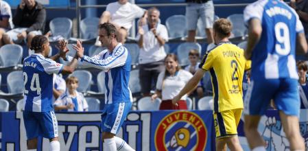 Dolan y Kike chocan las manos durante el encuentro entre el Espanyol y el Pau.