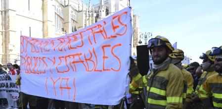 Más de 1.000 personas apoyan en León a los bomberos forestales y exigen condiciones “dignas” y ceses en la Junta