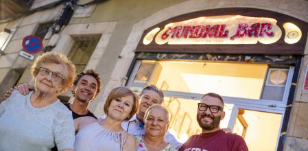 El relevo. Una imagen tomada el miércoles a la llegada de la familia de antiguos propietarios de Mundial Bar. A la izquierda Maria Pon, esposa de uno de los dos hijos del fundador, Miquel Tort,con sus hijos María y Pascual y Delia del Águila. Detrás Lito Baldevinos, uno de los socios del grupo Confiteria y a la derecha Carlos reig, director general de Grup Confiteria.