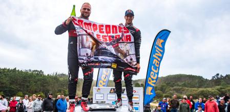 Gil Membrado y su copiloto Jandrín López celebran el título de campeones de España de rallies de tierra en Bergantiños