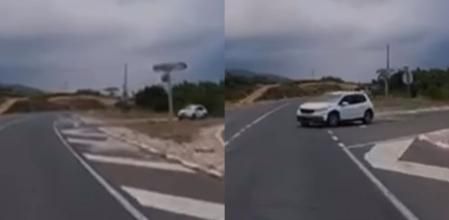 El coche ignoró las normas al saltarse el stop