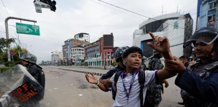 Un detenido por la policía antidisturbios este lunes en Katmandú&nbsp;