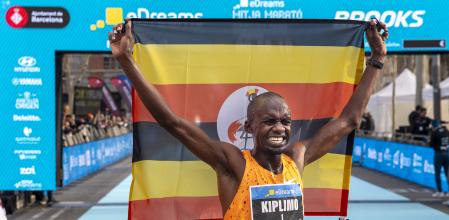 Jacob Kiplimo celebra su victoria y su plusmarca mundial en la Mitja Marató de Barcelona de este 2025