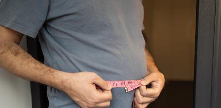 El perímetro de la cintura es una de las medidas más directas para valorar la grasa visceral, que se oculta alrededor de los órganos y da lugar a abdómenes duros y prominentes