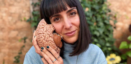 Raquel Mascaraque, divulgadora de neurociencia: “Las imágenes desagradables de los paquetes de tabaco activan el núcleo accumbens del cerebro, provocando más ganas de fumar”
