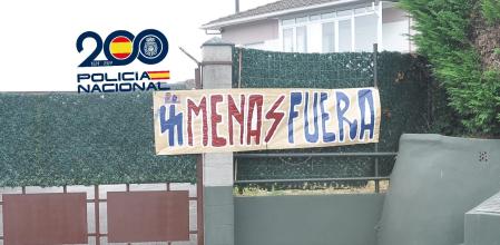 Pancarta con simbología nazi en a que se puede leer 'Menas Fuera'. La Policía detuvo al suspuesto autor por delitos de incitación al odio.