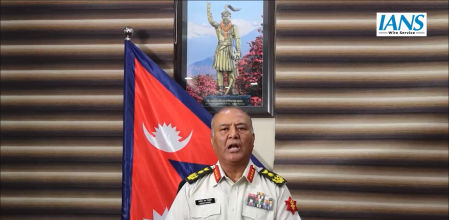 El general Ashok Raj Sigdel, jefe del ejército de la República de Nepal, en un mensaje grabado con un retrato al fondo del rey fundador de la dinastía Shah, depuesta en 2008 por el poder civil ahora en desbandada