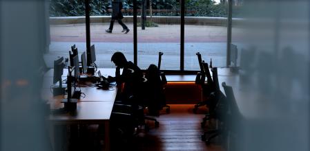 Un joven trabajando solo en un ‘coworking’ en Barcelona&nbsp;